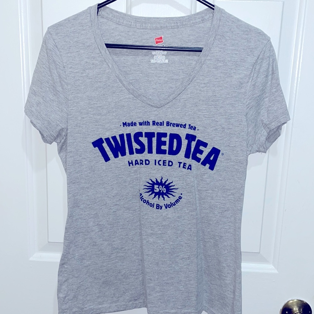 Super cute V-neck Ladies Small Twisted Tea T-shirt